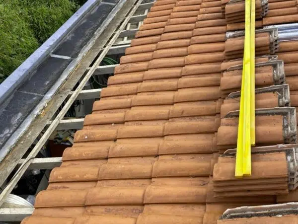 Pose de tuiles par Compagnons Côte d'Azur à Fréjus